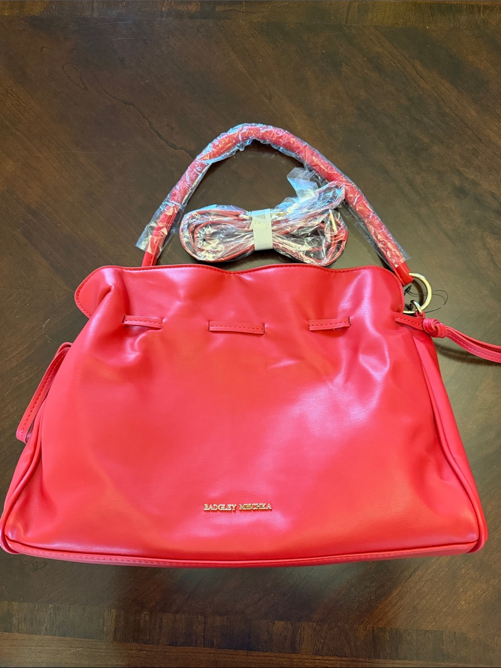 Badgley Mischka NWT red drawstring shoulder bag with detachable crossbody strap - Picture 3 of 7